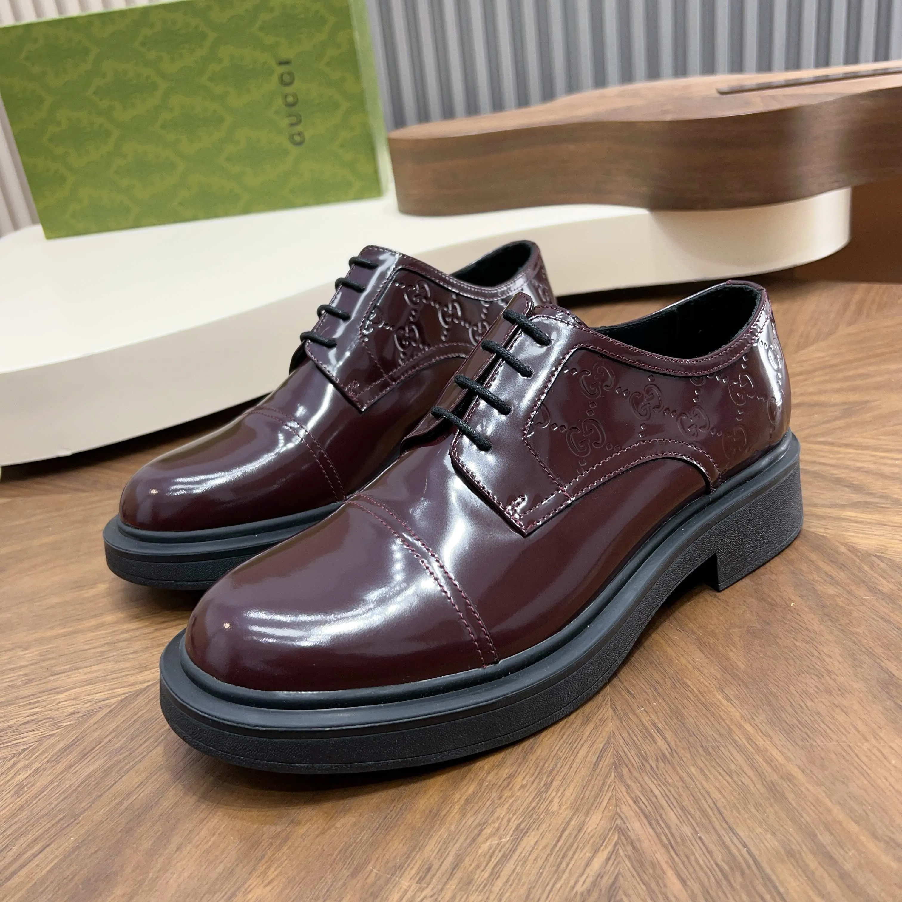 💰780 Gucci/Gucci new men’s lace-up shoes with GG details, matte cow leather derby shoes! The design of this men's lace-up shoe is rooted in the brand's heritage. Crafted from premium waxed cow leather, it is embellished with GG printed embossed suede leather details, a nod to Gucci's iconic monogram. The rubber sole decorated with GG pattern adds a touch of modern fashion to this design. Typical three-joint style design. European and American classic version, full calfskin lining. The overall upper texture is soft and the lining is comfortable and breathable. 2CM thickened soft rubber sole, easy to control. Versatile and stylish upper foot, multiple colors available to meet different matching needs, complete package! Size: 39-40-41-42-43-44 leather shoe size (38.45.46 can be customized)